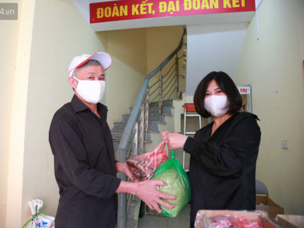 Gặp người phụ nữ ở Hà Nội bán vàng, bỏ hàng trăm triệu đồng giúp đỡ người nghèo trong mùa dịch Covid-19
