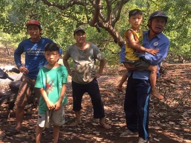 Tìm thấy 2 bé trai sinh đôi 7 tuổi tại một căn chòi trong rẫy cao su, cách nhà khoảng 1km