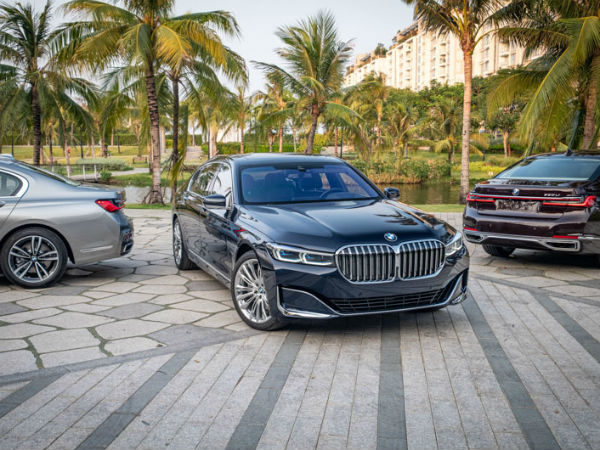 Xe mới vẫn tấp nập ra mắt dù showroom đóng cửa