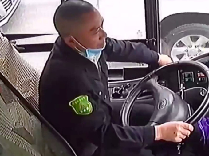 Tài xế bus kịp sơ tán hành khách trước khi gục chết trên xe