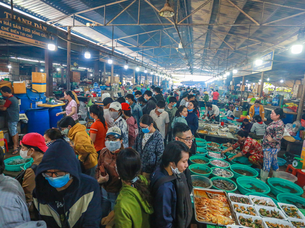 Ảnh: Chợ hải sản Cần Giờ 'không lối thoát', chật kín người dịp nghỉ lễ 30/4 - 1/5