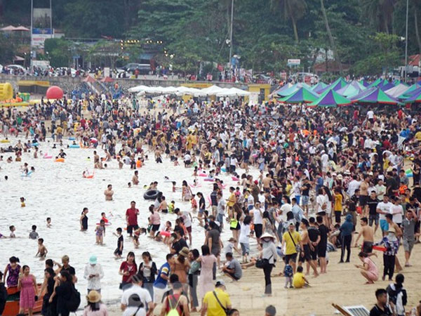 Nắng nóng cuối tuần sau nghỉ lễ, bãi biển Đồ Sơn thất thủ
