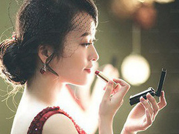 Nếu bạn là phụ nữ và đã ngoài 30 tuổi thì nhất định phải nghe 3 lời khuyên của Coco Chanel