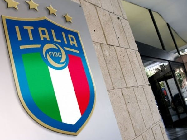 Serie A trước ngày trở lại: Bóng phải lăn, thà mạo hiểm còn hơn... phá sản