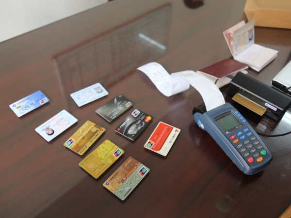 Nhóm người Trung Quốc móc nối với người Việt dùng thẻ ngân hàng giả rút 300.000 USD