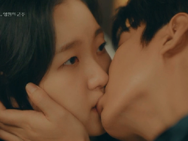'Quân vương bất diệt' tập 5: Được Lee Min Ho hôn môi nhưng sao đôi mắt Kim Go Eun lại mở trừng trừng vô cảm thế kia