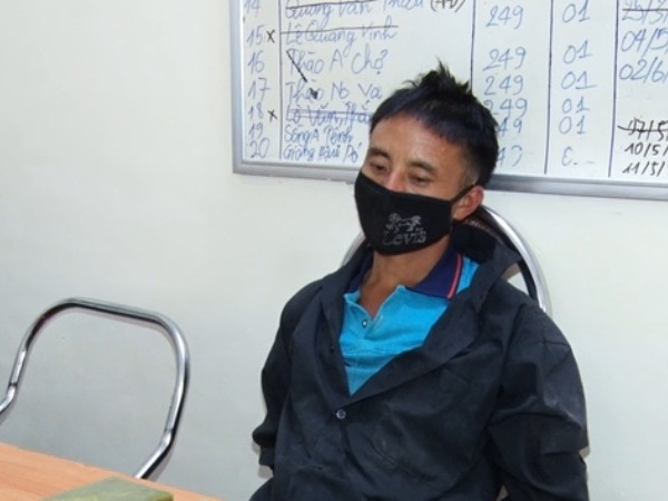 Bắt quả tang đối tượng 'chuyển hộ' 2 bánh heroin
