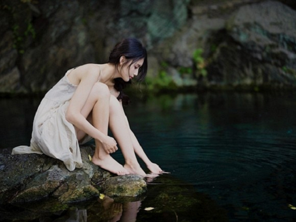 Xuất hiện 'thiên thần tắm suối' khuynh đảo mạng xã hội nhờ thân hình 'cực phẩm' và làn da trắng như tuyết