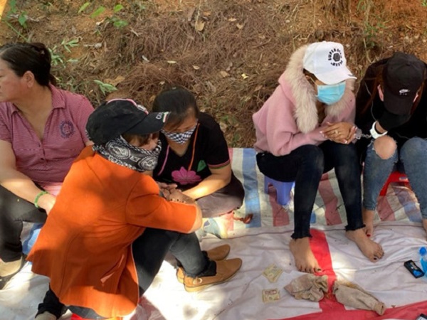 Bắt giữ nhiều 'quý bà' say sưa sát phạt nhau trong sới bạc trên đồi thông