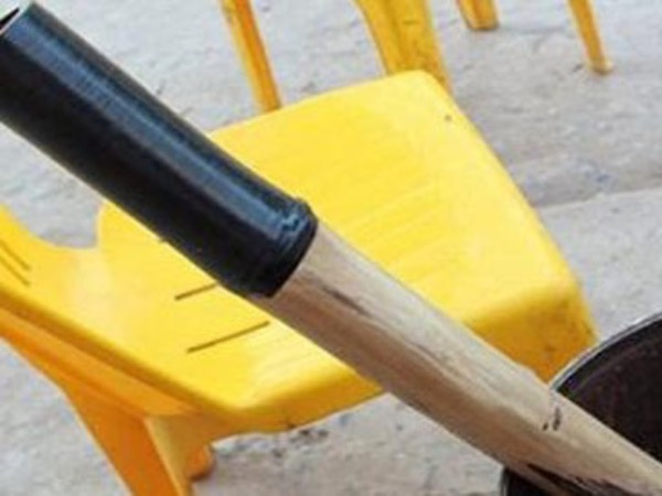 Em trai dùng điếu cày sát hạt chị gái