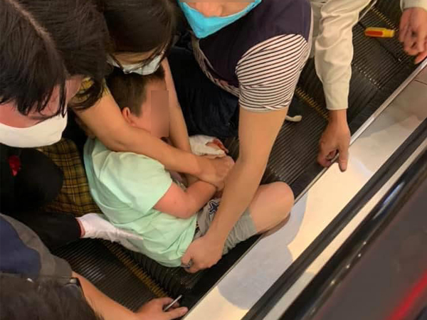 Xôn xao hình ảnh bé trai bị kẹt chân vào thang cuốn ở trung tâm thương mại và những điều bố mẹ cần lưu ý khi đưa con đi chơi