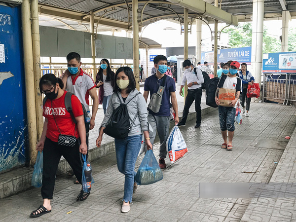 Chùm ảnh sinh viên quay trở lại thành phố học tập, tay xách nách mang hành lý và đồ ăn ngon nhất được cha mẹ gửi gắm