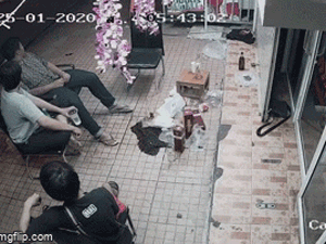 Video: Nữ tài xế lao xe lên vỉa hè, húc văng 3 người đàn ông đang ngồi uống nước