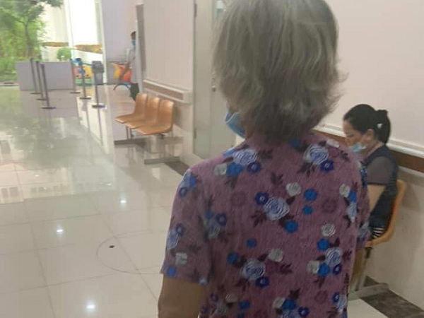 Người bà 70 tuổi chăm cháu ngoại sinh con, câu chuyện đằng sau khiến ai cũng rưng rưng xót xa