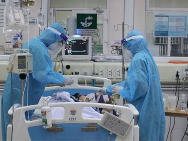 Phi công người Anh đang nguy kịch, 2 ca nặng vẫn thở máy