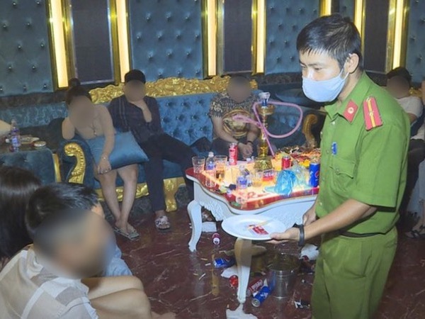 Quán Karaoke mở chui cho hàng chục nam nữ thanh niên sử dụng ma túy bên trong