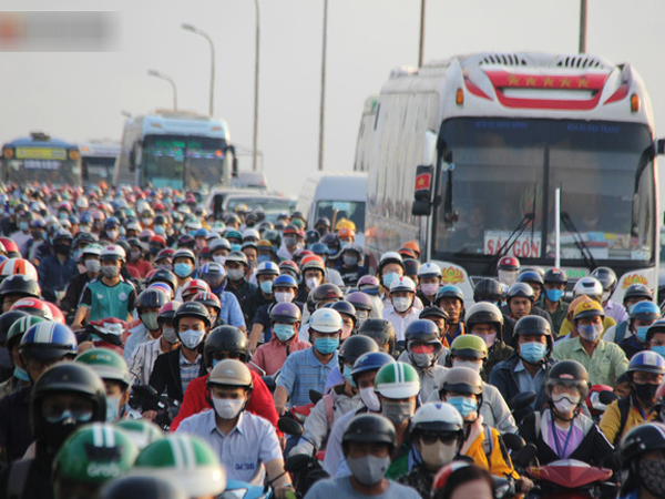 Ảnh: Người dân vội vã đi làm, học sinh quay trở lại trường học khiến đường Sài Gòn 'kẹt xe không lối thoát' từ sáng sớm