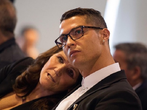 Ronaldo tặng xe trị giá 100.000 Euro nhân 'Ngày của mẹ'