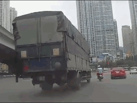 Video: Nam thanh niên phản xạ cực nhanh, thoát chết trước đầu xe tải chỉ trong tích tắc