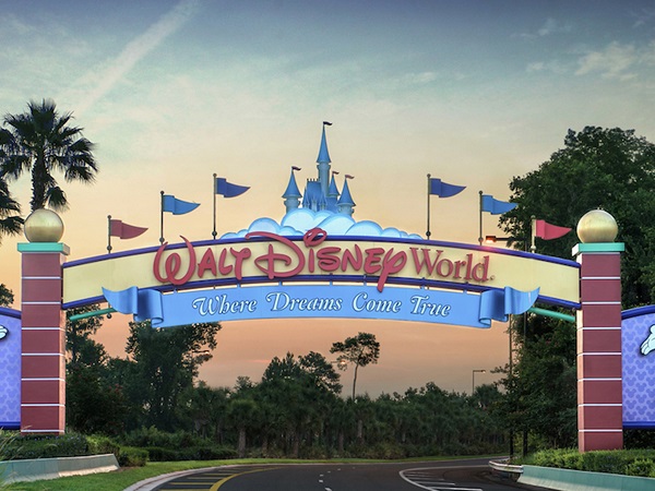 Người đàn ông bị bắt khi cắm trại tại Walt Disney World Discovery vì tưởng là 'thiên đường nhiệt đới'