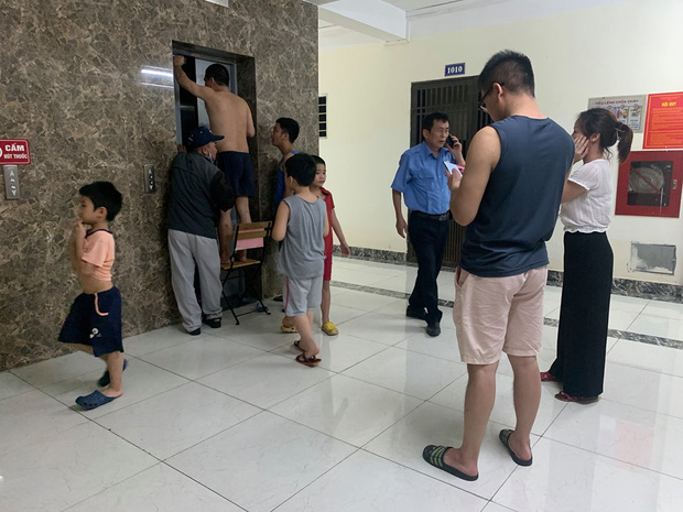 Người dân cậy cửa giải cứu cụ ông 83 tuổi bị mắc kẹt trong thang máy