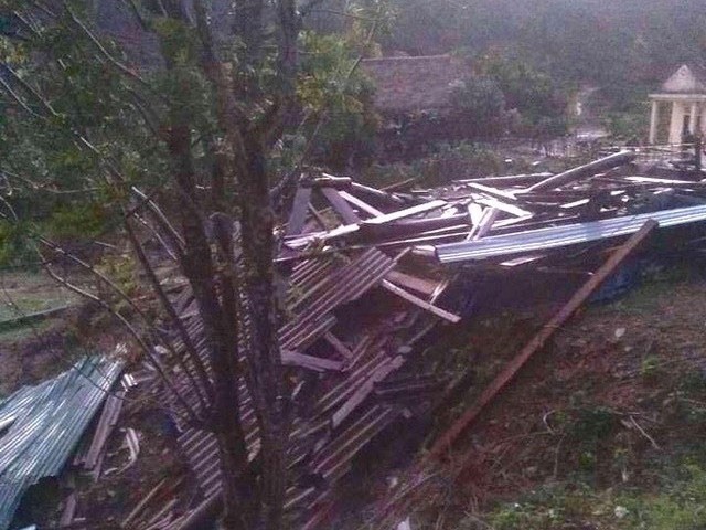 Lốc xoáy tàn phá nhiều huyện miền núi Nghệ An