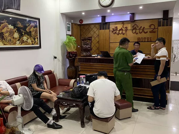 Bắt quả tang 4 'chân dài đang bán dâm cho khách với giá 500.000 đồng/lượt
