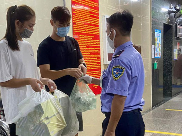 'The Face' Chúng Huyền Thanh dùng chân bấm thang máy, ông xã lên tiếng xin lỗi