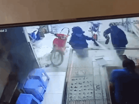 Video: Xịt hơi cay xối xả vào ông chủ tiệm vàng, 2 tên cướp bị người vợ xông ra bắt và diễn biến bất ngờ sau đó
