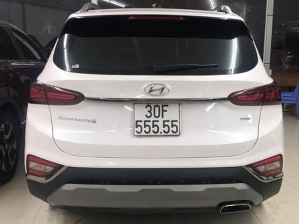Hạ giá 700 triệu sau hơn một năm, Hyundai Santa Fe biển ngũ quý 5 tại Hà Nội vẫn đắt hơn Mercedes-Benz GLC 200 mới tinh
