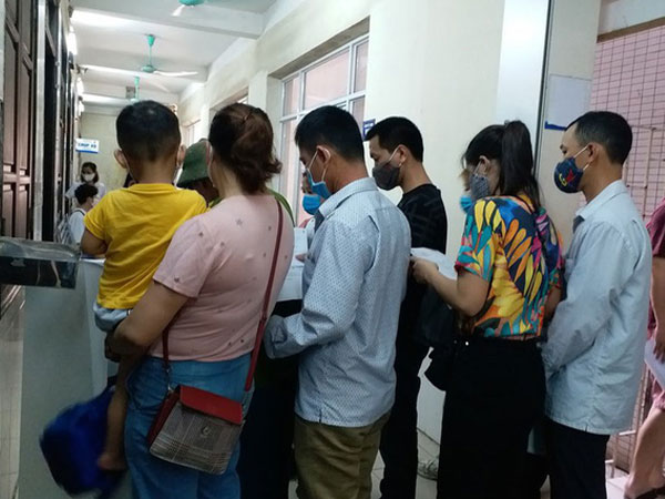 Bệnh nhân đi khám đông, nhiều bệnh viện gần như 'vỡ trận'