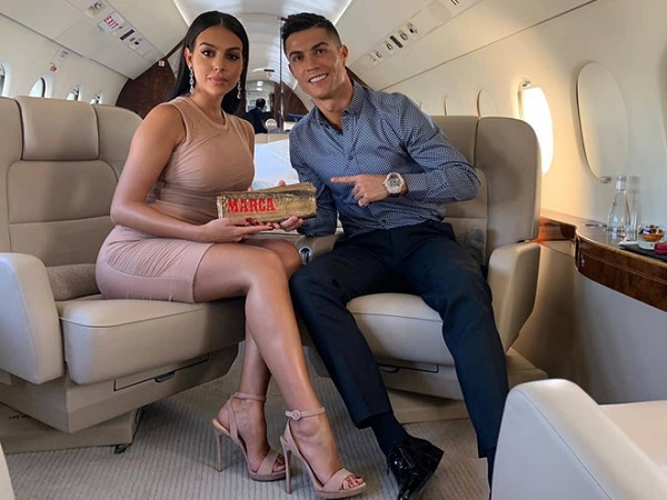Chuyên cơ 580 tỉ đồng đưa Ronaldo và bạn gái trở lại Italia