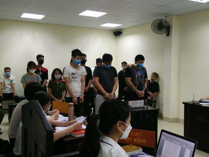 10 quái xế 'bốc đầu' quanh hồ Hoàn Kiếm trong thời gian cách ly xã hội lĩnh tổng cộng 89 tháng tù