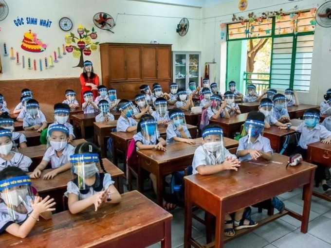 Chủ tịch Hà Nội: 'Học sinh không cần đeo tấm chắn giọt bắn'