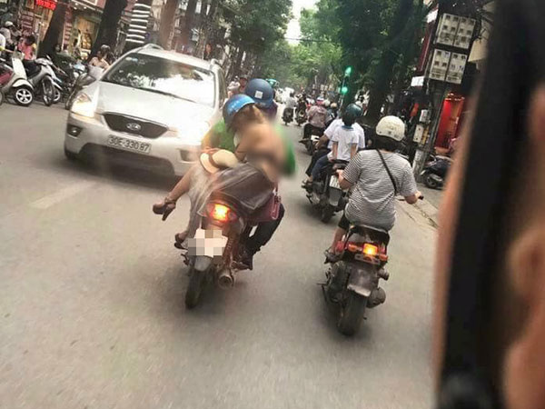 Nóng mắt với hình ảnh ăn mặc hở hang, kém duyên của cô gái trẻ trên phố