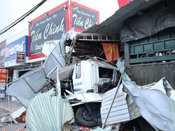 Xe container gây tai nạn liên hoàn, tông vào 4 nhà dân