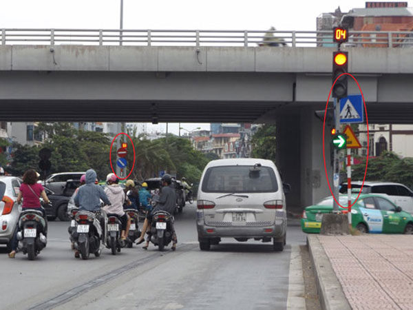 Bộ GTVT đề xuất cấm vượt đèn xanh khi nút giao ùn tắc