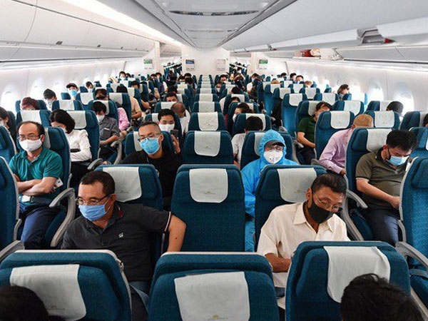 Đề xuất bỏ giãn cách hành khách trên máy bay từ 0 giờ ngày 7/5