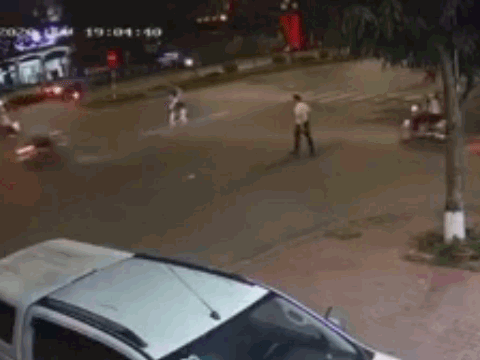 Video: Người đàn ông bế trẻ nhỏ sang đường bị xe máy chạy tốc độ cao đâm văng xa