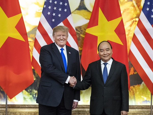 Thủ tướng Nguyễn Xuân Phúc điện đàm với Tổng thống Donald Trump về chống dịch Covid-19
