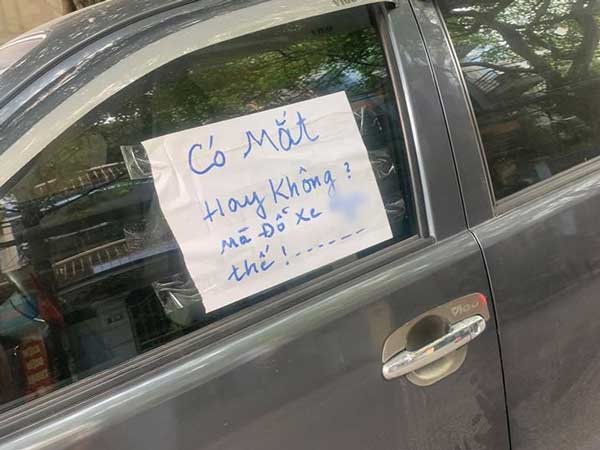 Xót xa với hình ảnh chiếc xe ô tô gương gãy rời lăn lóc trên capo, mảnh giấy dán cảnh cáo gây nhiều tranh cãi