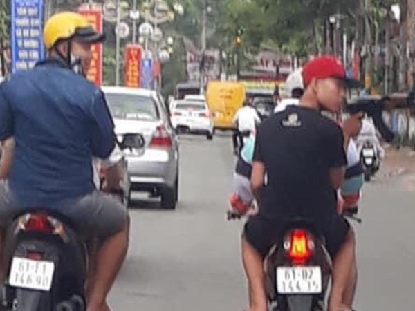Phạt hành chính 4 thanh niên vác súng AK giả doạ người đi đường