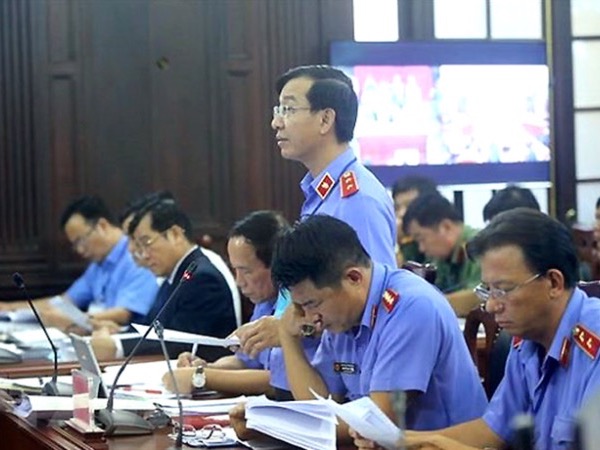 Chất vấn điều tra viên về mâu thuẫn trong vụ Hồ Duy Hải