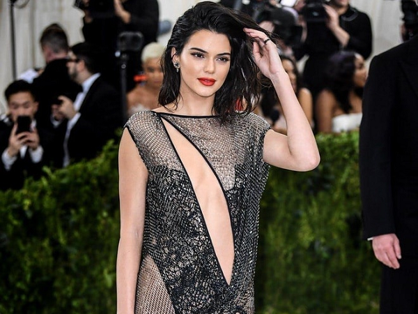 Met Gala 2002 bị hủy, dàn sao đăng ảnh cũ hoài niệm về khoảnh khắc ấn tượng trên thảm đỏ