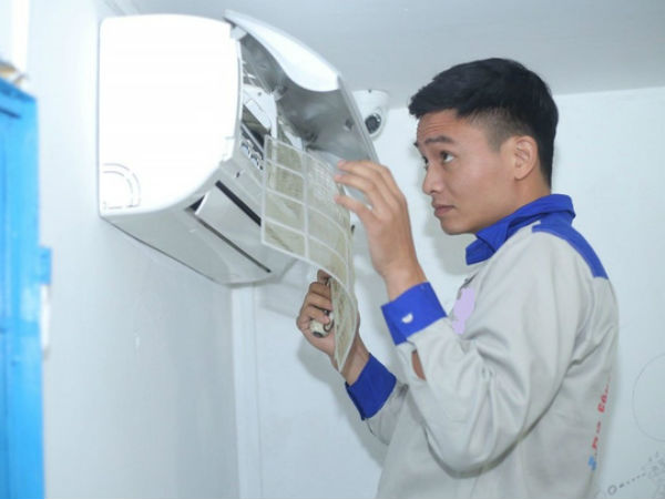 Thợ bảo dưỡng điều hòa làm việc hết công suất, thu về vài triệu mỗi ngày