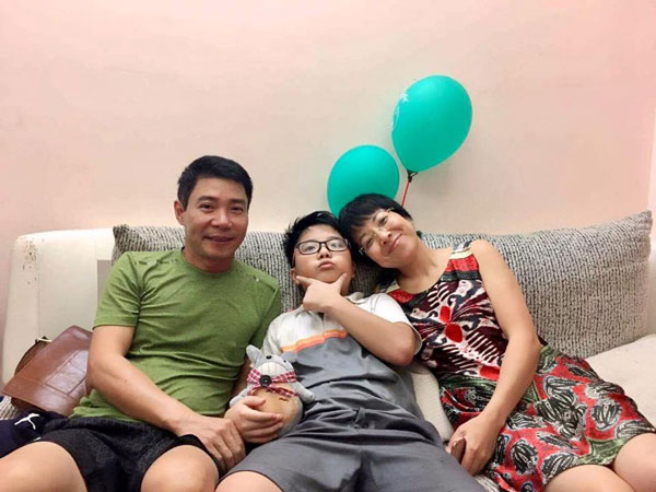 Gửi hoa kèm dòng chữ 'Mẹ con Tít chúc mừng bố Lý', MC Thảo Vân chứng minh quan hệ khăng khít trong ngày chồng cũ nhậm chức Phó Giám Đốc Nhà hát Kịch Hà Nội