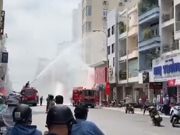 Thay bình gas gây cháy nhà ở trung tâm Sài Gòn, 4 người bị bỏng nhập viện cấp cứu