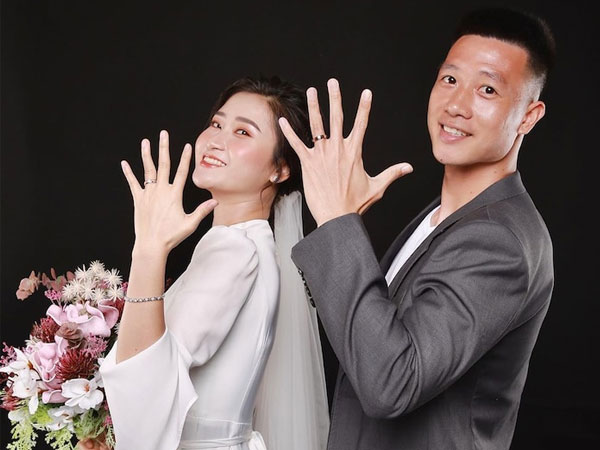 Tiền vệ Huy Hùng và bạn gái nhắng nhít đăng ảnh cưới, Hồng Duy lập tức 'cà khịa' đồng nghiệp khiến dân mạng bật cười