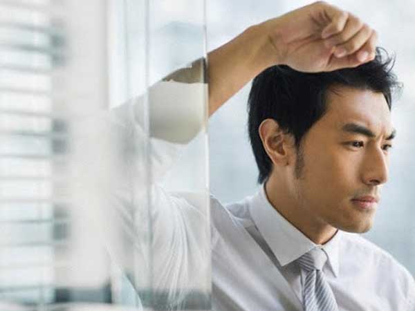 Quên cặp tài liệu chồng quay về nhà lấy chứng kiến cảnh vợ khéo của mình đổi xử với mẹ chồng từ quê lên mà chỉ muốn vả vào mặt
