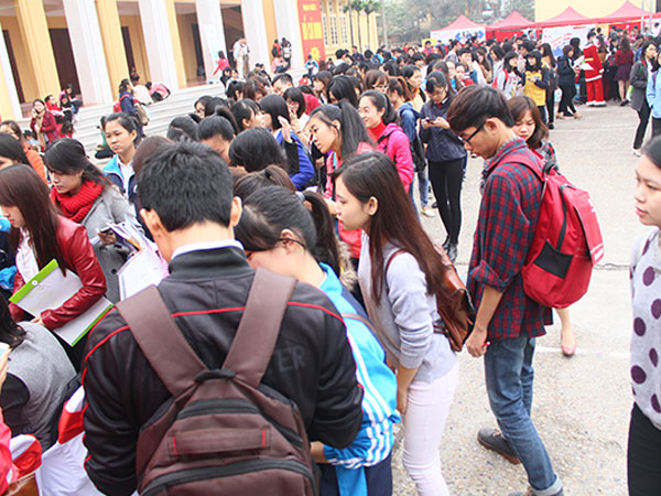 Thay đổi thông báo thi online - offline đột ngột, sinh viên thất thần không kịp xoay vé máy bay, không chỗ ở: Nhà trường lên tiếng giải thích